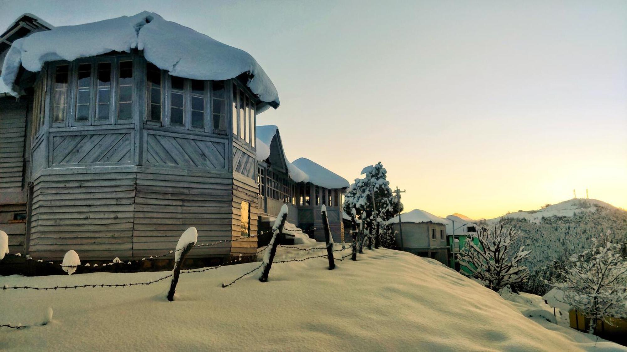 Black Bear Cottage Khajjiar Экстерьер фото